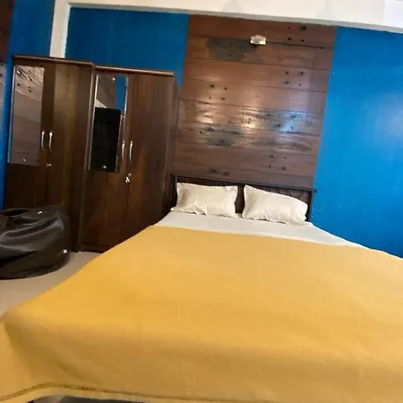 Apartment 3rk Ac In Khar West Near The Station *