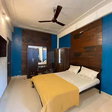 3rk Ac In Khar West Near The Station * Mumbai