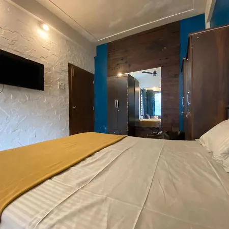 Apartment 3rk Ac In Khar West Near The Station