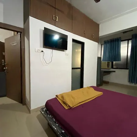 Apartment 3rk Ac In Khar West Near The Station
