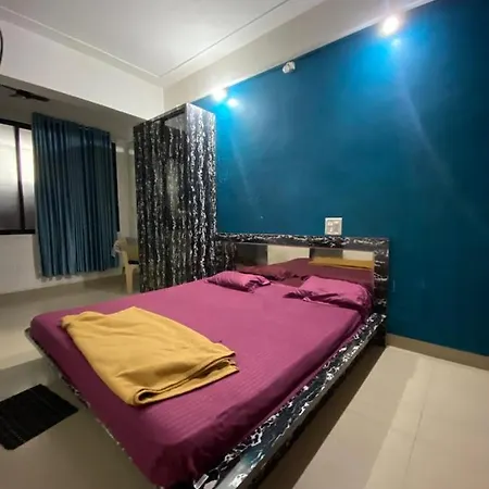 Apartment 3rk Ac In Khar West Near The Station *