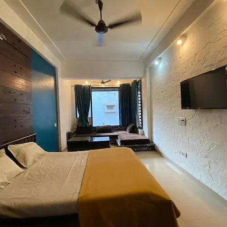 Apartment 3rk Ac In Khar West Near The Station *
