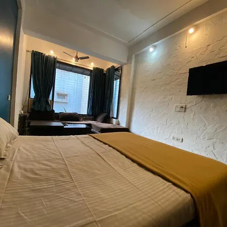 3rk Ac In Khar West Near The Station Apartment Mumbai