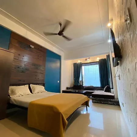 3rk Ac In Khar West Near The Station Apartment