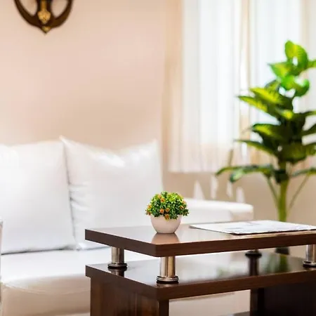 Majesty 4 Bedroom - Upto 12 Guest Mumbai