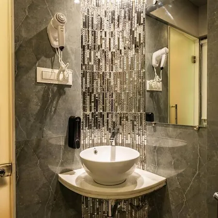 Majesty 4 Bedroom - Upto 12 Guest Apartment Mumbai