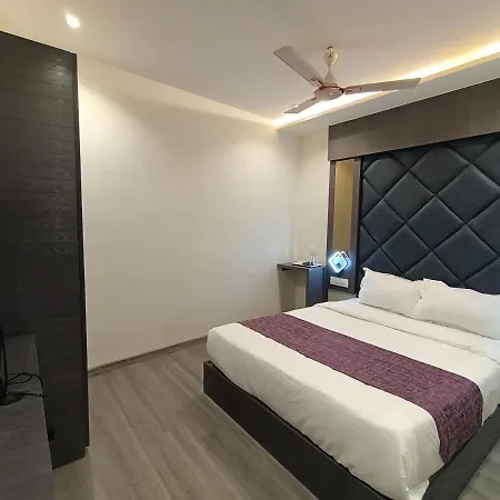 Classio Andheri - Near Dn Nagar Metro Station Hotel