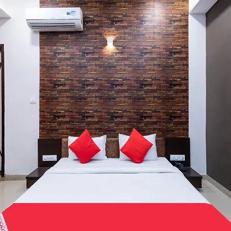 Oyo Flagship 80644 Noble Palace 3*
