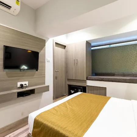Larmont Luxury Hotel 3*