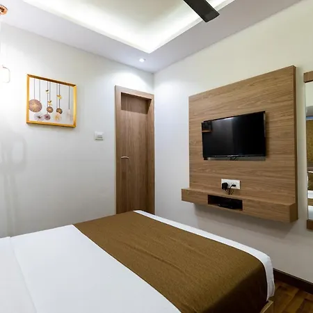 Larmont Luxury Hotel 3*