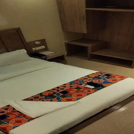 Bed & Breakfast Lotus Grand Asalpha Mumbai
