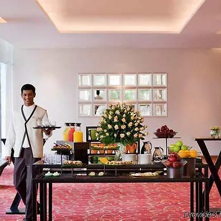 Hotel Courtyard By Marriott International Airport
