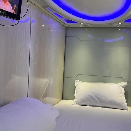 Capsule hotel Astropods *