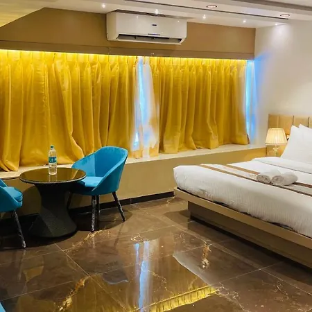 Home2 Renaissance Club 4*