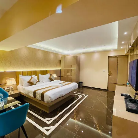 Home2 Renaissance Club