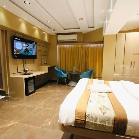 Home2 Renaissance Club