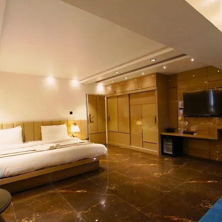 Home2 Renaissance Club