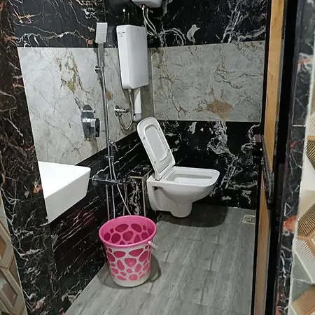 Hostel Crystalinn And Mumbai