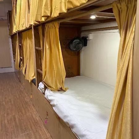 72 Hostel *