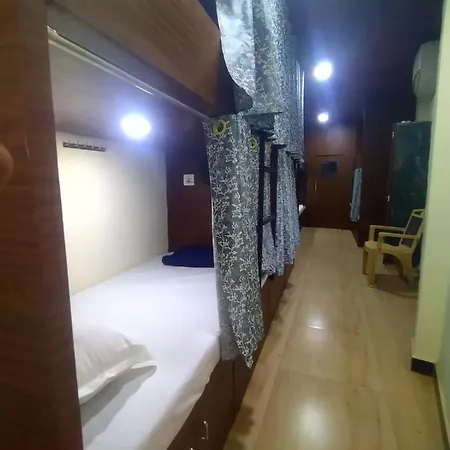 Dc Dormitory Asalpha Metro Hostel