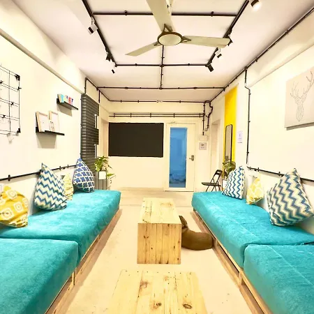 Locomo Hostel Express - Stay Work Eat * Mumbai