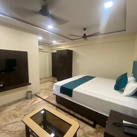 Classio - Near Kokilaben Hospital, Andheri West 3*