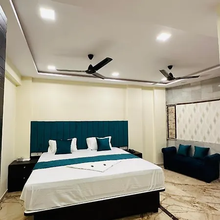 Classio - Near Kokilaben Hospital, Andheri West 3*