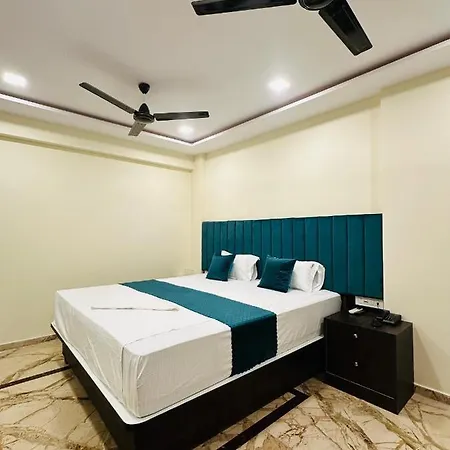Classio - Near Kokilaben Hospital, Andheri West Hotel 3*