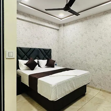 Hotel Classio - Near Kokilaben Hospital, Andheri West Mumbai