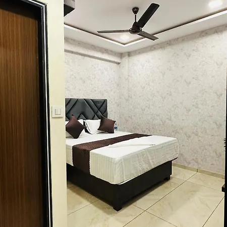 Classio - Near Kokilaben Hospital, Andheri West Hotel 3*