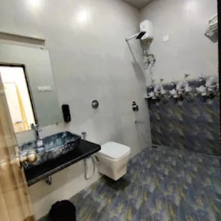 Hotel Tom's Hideout Resorts,mumbai 4*