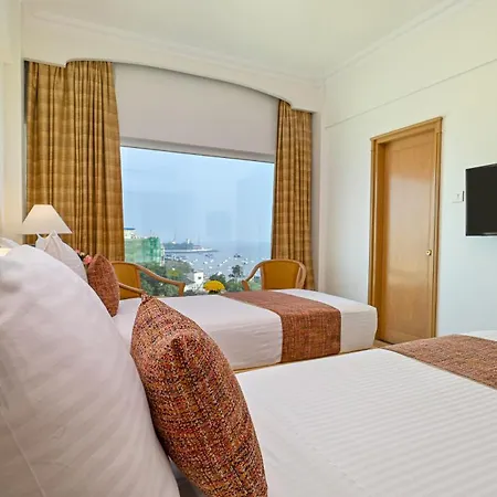 Hotel Fariyas , Colaba 4*