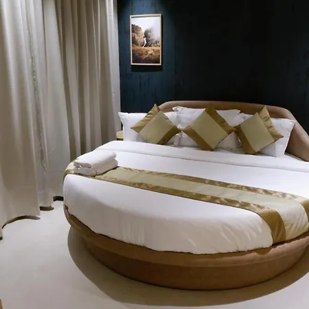 Amber Paramount Hotel 3*