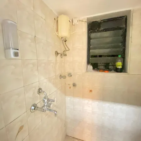 Bandra Delight 2 Bedroom With Private Washroom * Mumbai