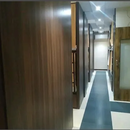 Almas 24 Aircondition Hostel Mumbai