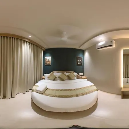 Amber Paramount Hotel 3*