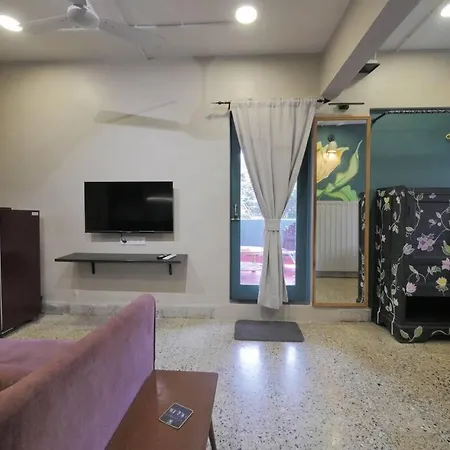 Queenie - Bandra West Apartment Mumbai