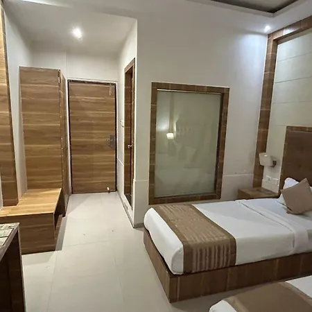 Bkc Mannat Hotel 3*