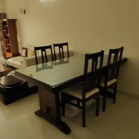 Linking Road Market : 3bhk Apt *