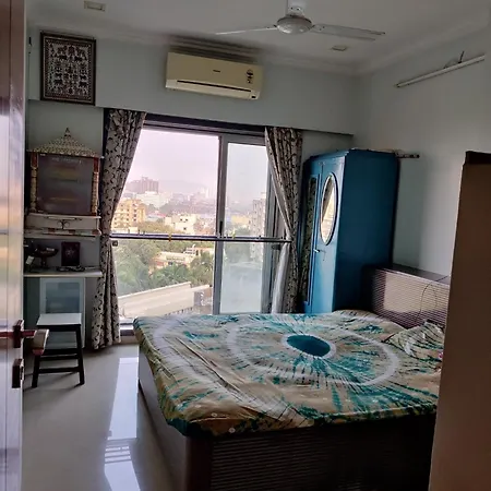 Linking Road Market : 3bhk Apt
