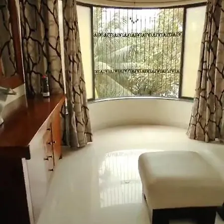 Linking Road Market : 3bhk Apt Apartment *
