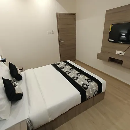 Hotel Beverly Palace Santacruz - Near Bkc - Airport T1