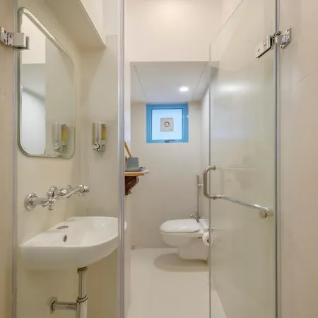 Hotel Kemps Corner 2*