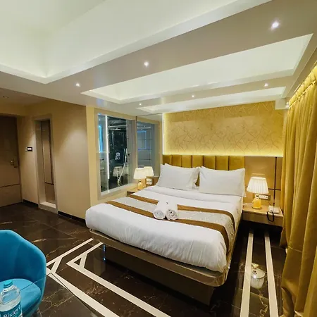 Home2 Renaissance Club 4*
