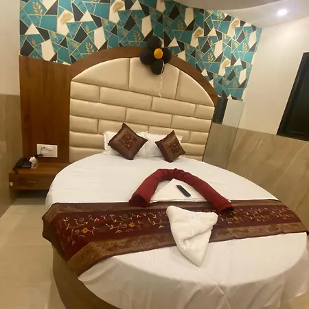 Dream Palace Residency - Near To Us Embassy Bkc Bed & Breakfast