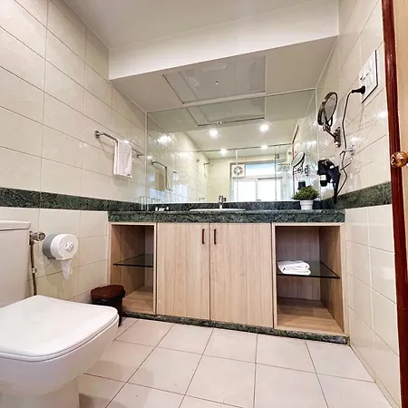 White House By Maxxvalue Service Bandra Apartment *