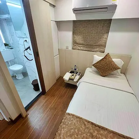 White House By Maxxvalue Service Bandra Apartment