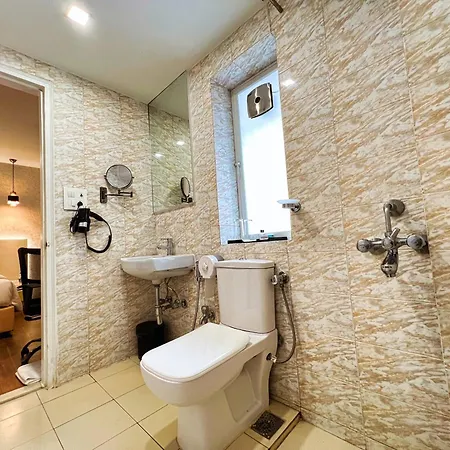 White House By Maxxvalue Service Bandra Apartment *