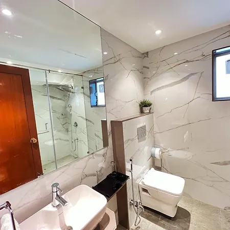 White House By Maxxvalue Service Bandra Apartment