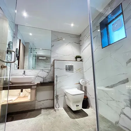 White House By Maxxvalue Service Bandra Apartment *